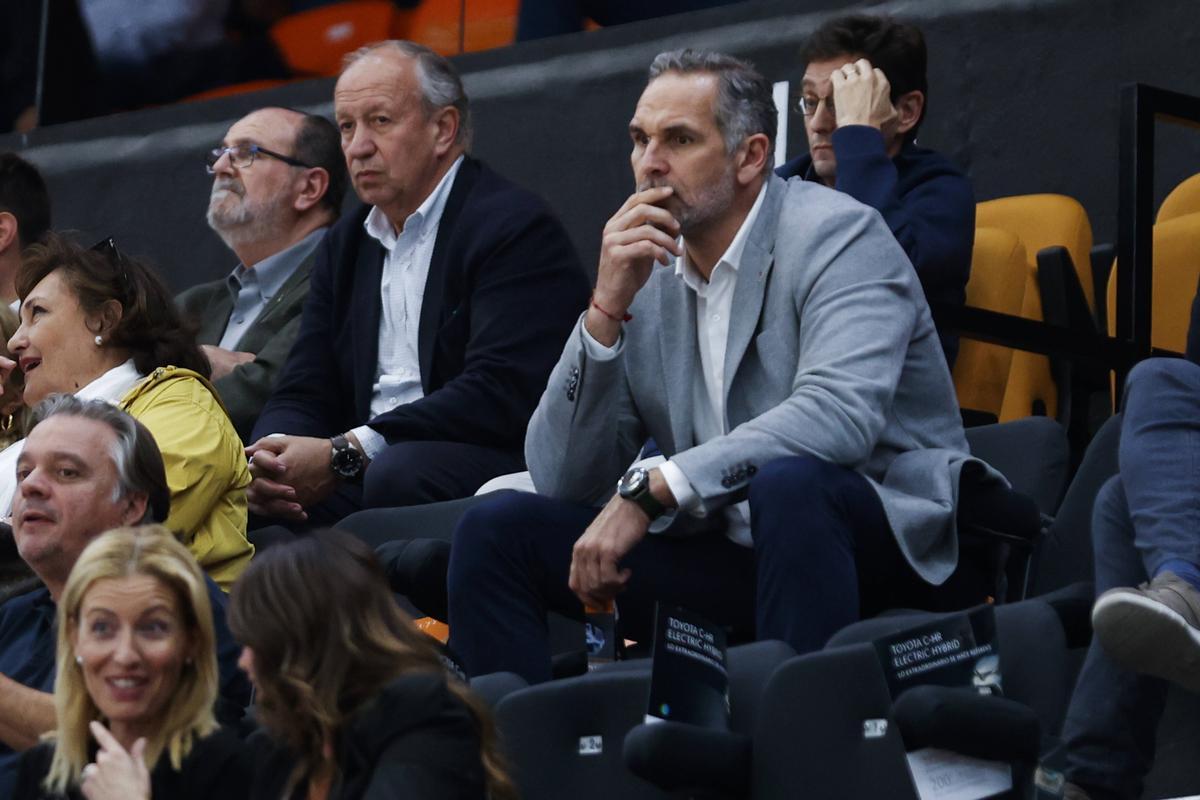 Víctor Luengo, responsable de los primeros equipos y director de Relaciones Institucionales, con mala cara viendo al equipo