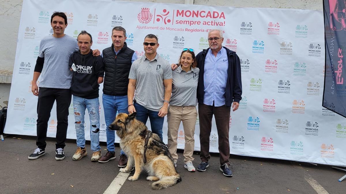 Ricardo Ten y David Casinos, junto a diferentes autoridades de Moncada