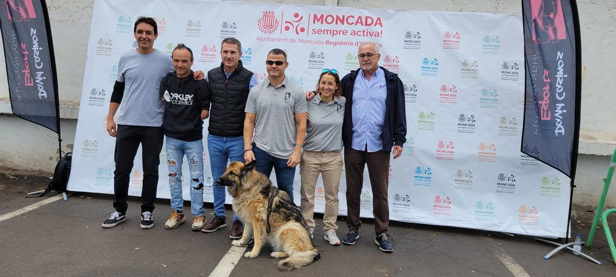 Ricardo Ten y David Casinos, junto a diferentes autoridades de Moncada