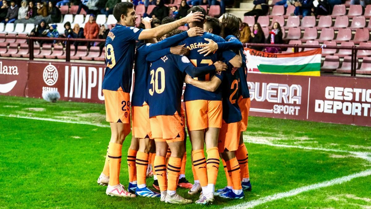 Los jugadores del Valencia celebran uno de sus goles a la UD Logroñés