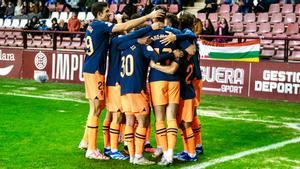 Los jugadores del Valencia celebran uno de sus goles a la UD Logroñés