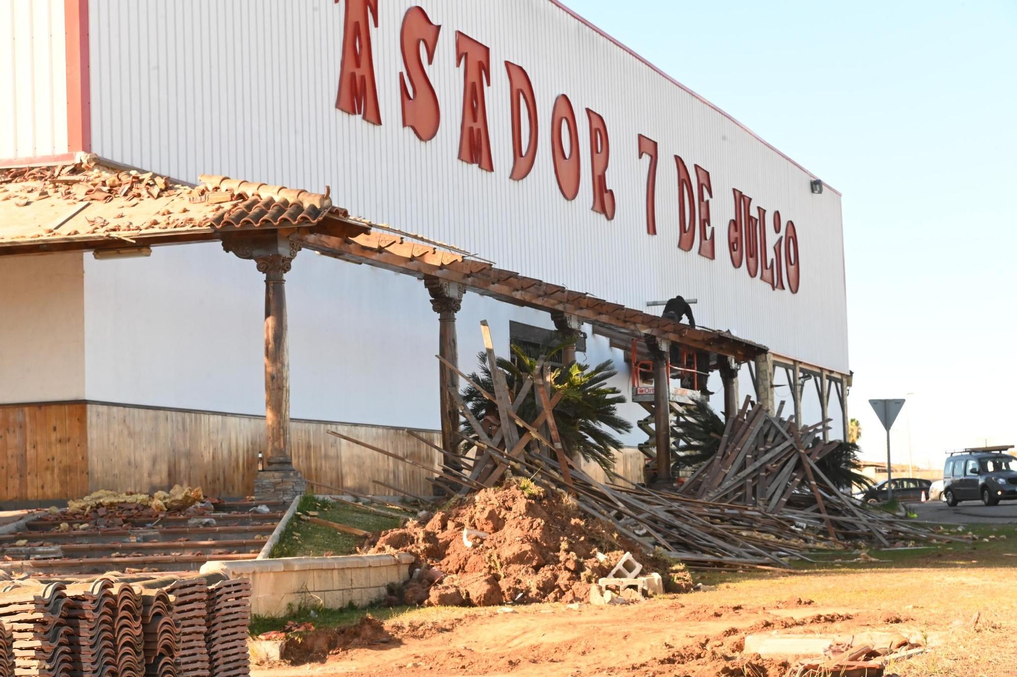 Inician el desmantelamiento del Asador 7 de Julio de Castelló previo al derribo