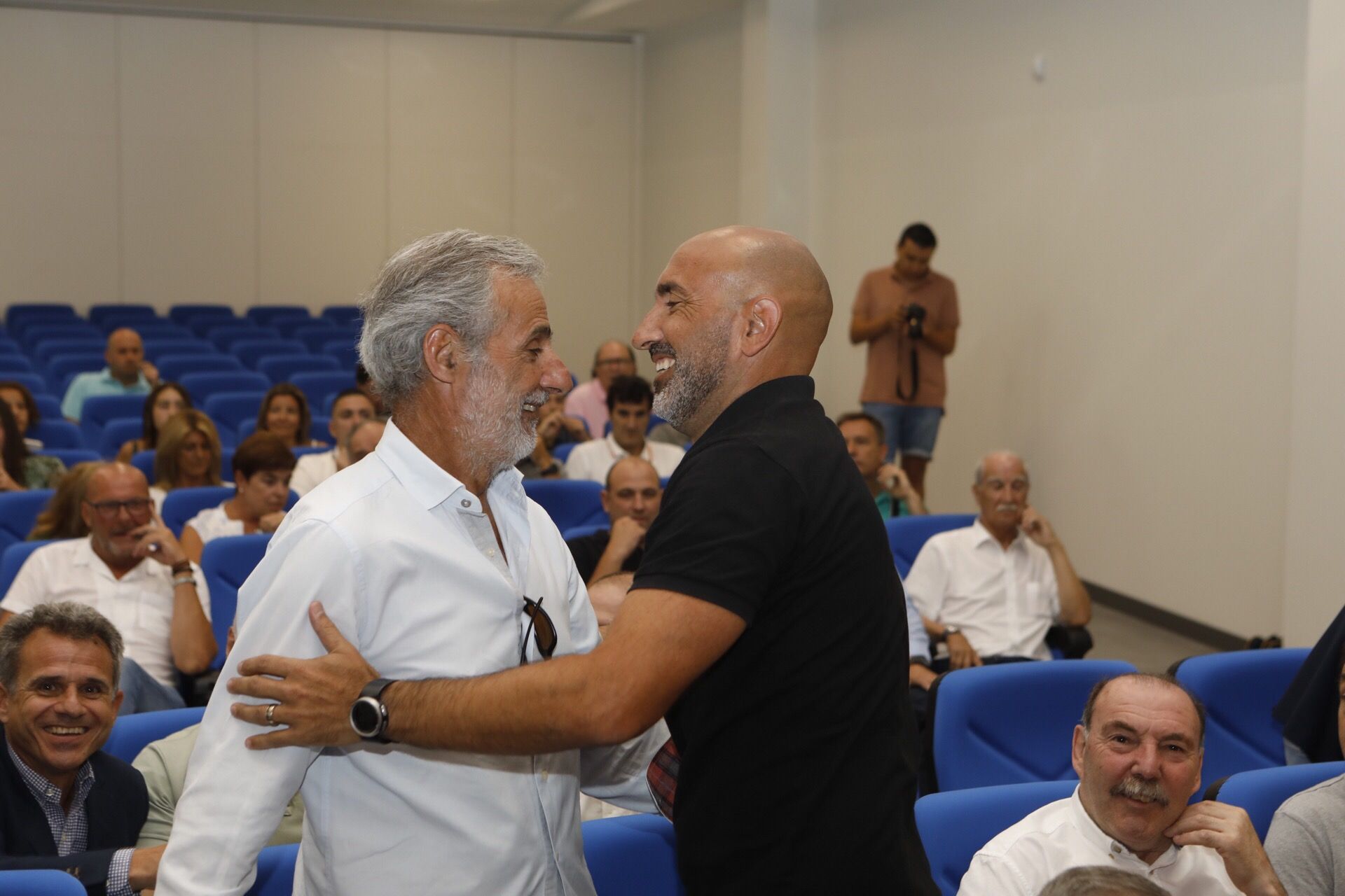 En imágenes: Así fue el homenaje a los futbolistas asturianos que han vestido la roja