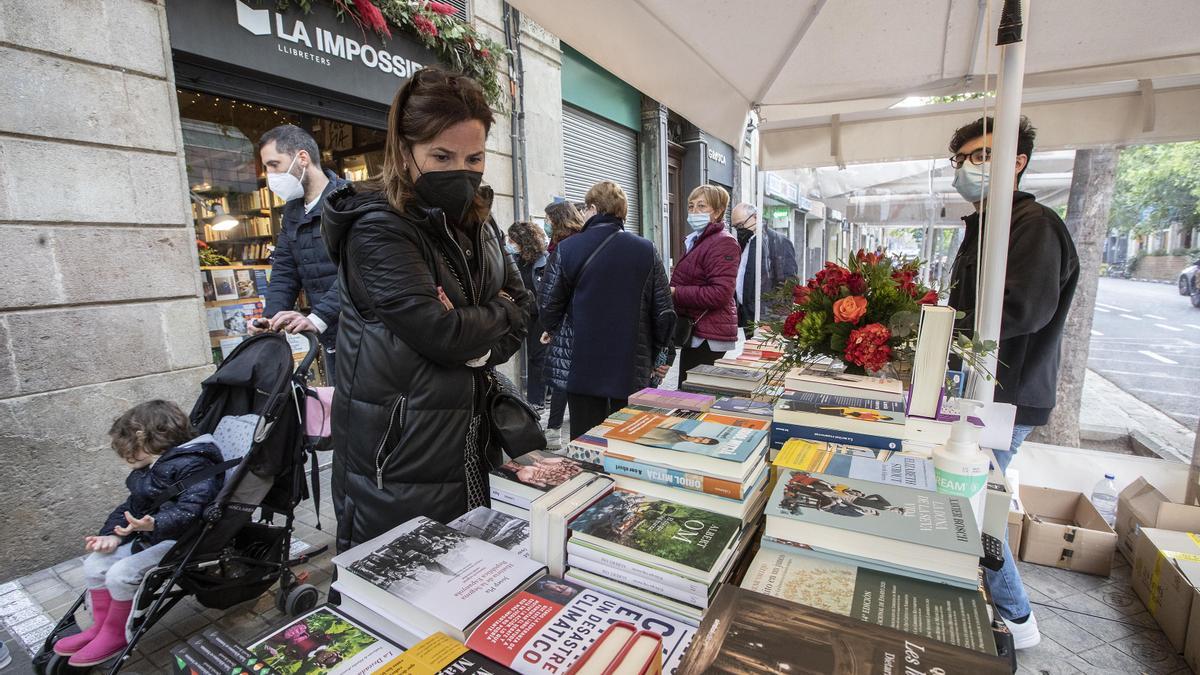 Parada frente la librería La Impossible, este miércoles.