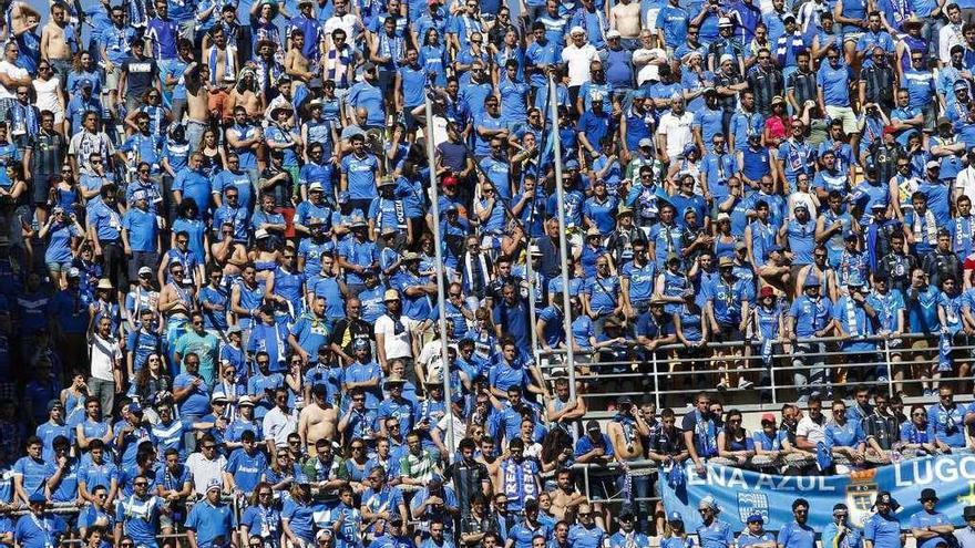 Los seguidores azules, en el Carranza en el partido de promoción.