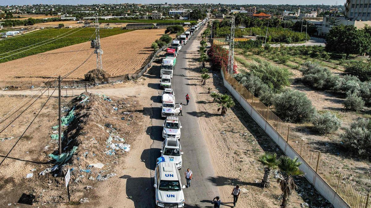 Primeros camiones de ayuda humanitaria por el paso de Rafá.