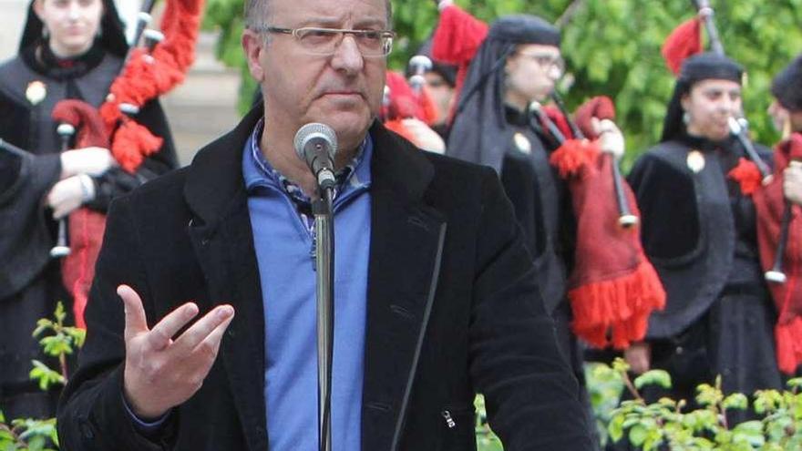 El alcalde de Ourense, ayer, en la inauguración de la feria de artesanía.  // Jesús Regal