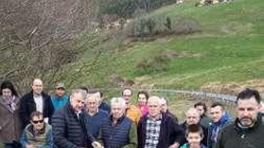 Inauguración de la carretera de Montealea, en Parres.