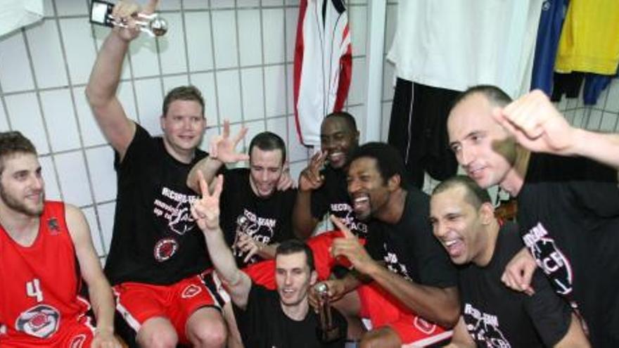 Los jugadores del CB Murcia celebran su ascenso en el vestuario del Palacio