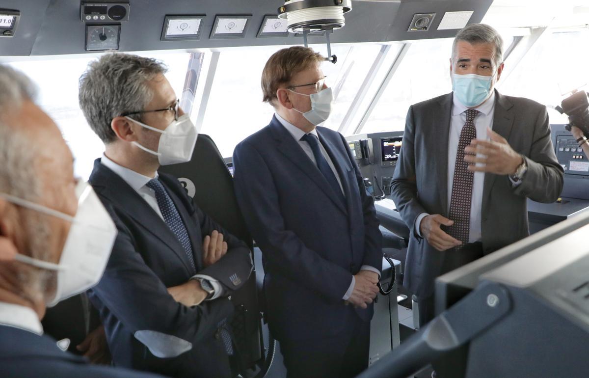 El presidente de Baleària, Adolfo Utor y el de la Generalitat, Ximo Puig, en la cabina de mando del ferry