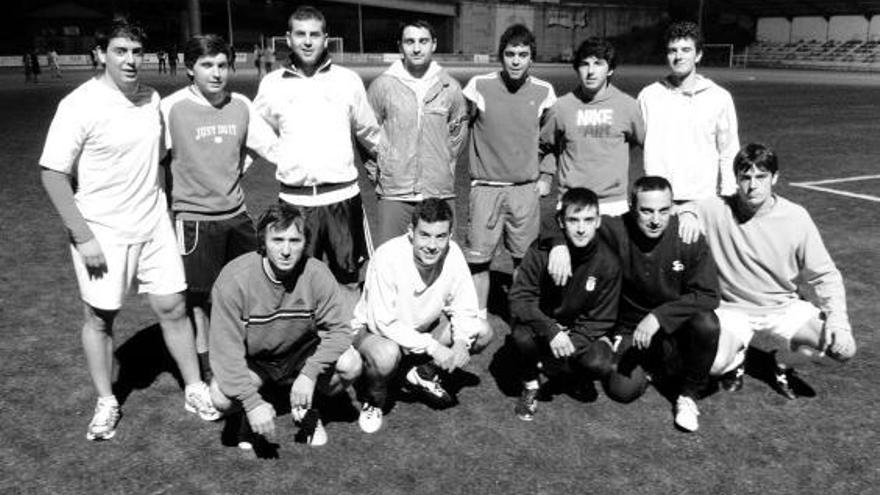 Algunos jugadores del Narcea posan antes de un entrenamiento.