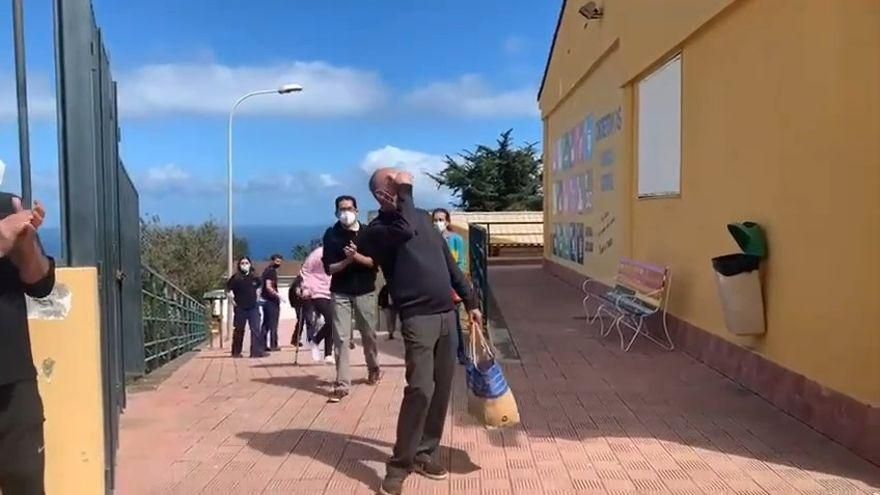 Emotional farewell in a Canary Islands institute to a retiring teacher