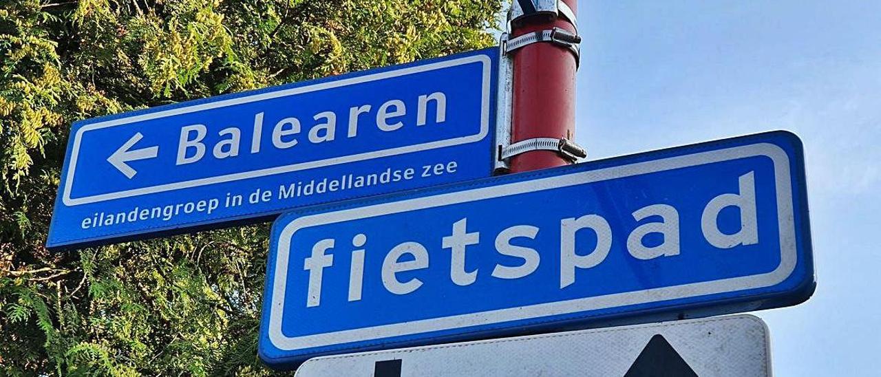 La ciudad holandesa de Utrecht no solo puede presumir de contar con una calle dedicada a ‘Balearen’, sino que la leyenda adjunta especifica que la entidad incorporada al nomenclátor urbano consiste en «un archipiélago en el mar Mediterráneo».