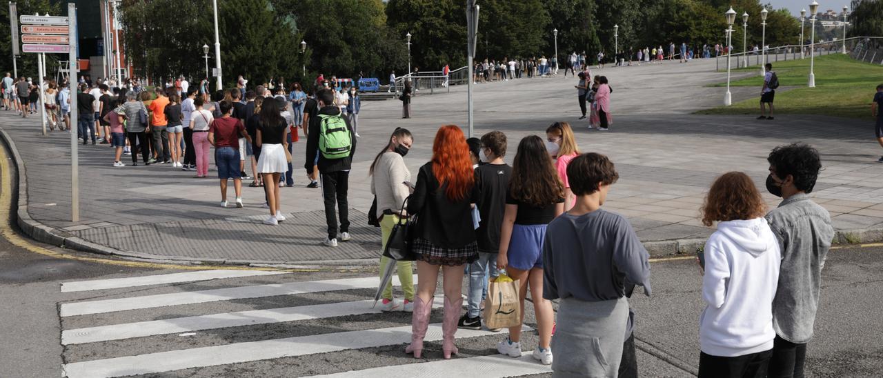 Largas colas en Gijón por el llamamiento de vacunación contra el coronavirus sin cita: "Venir aquí era lo más rápido"