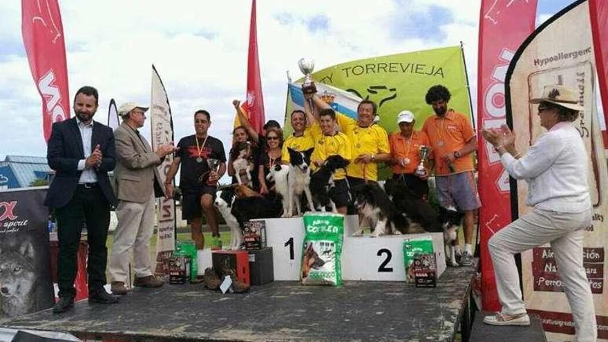 Participantes gallegos en los alto del podio. // FDV