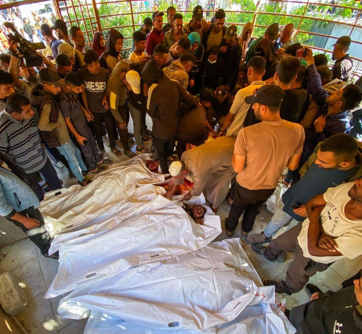 Israel mata almenys 27 gazians en un centre de distribució d’aliments Israel mata almenys 27 gazians en un centre de distribució d’aliments