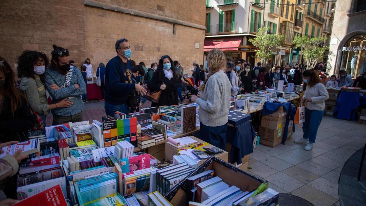 Sant Jordi arranca en Palma animado y con buen ritmo de ventas