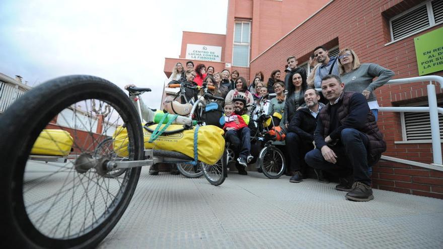 Miembros de la Asociación Murciana de Fibrosis Quística, ayer, en la sede de El Palmar, junto con los miembros de 2plega2.