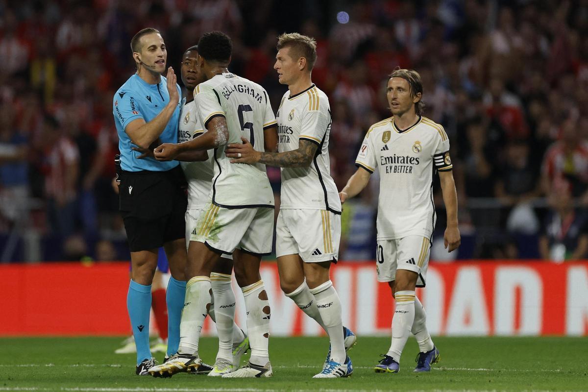 Bellingham se encara con Arberola Rojas tras el primer gol atlético.