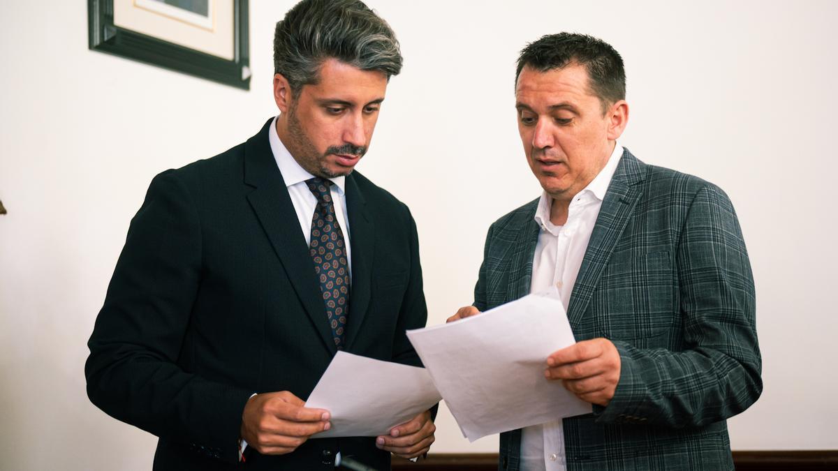 El alcalde de La Laguna, Luis Yeray Gutiérrez, y el concejal de Ordenación del Territorio, Adolfo Cordobés.