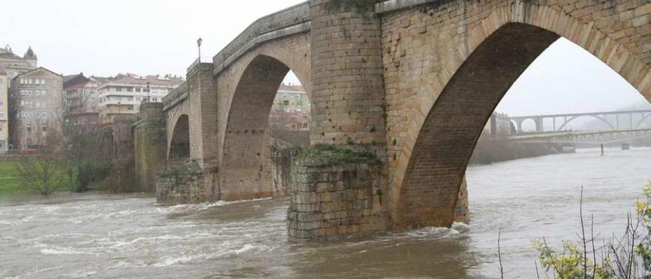 El puente Romano será objeto de una actuación en su calzada y la iluminación. // Iñaki Osorio