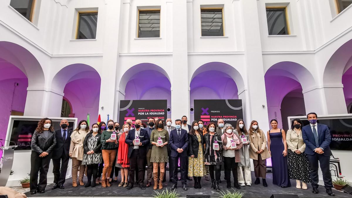 Foto de familia de los galardonados y los representantes institucionales que acudieron ayer al acto de entrega de premios.