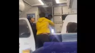 VÍDEO: Agresión de un pasajero al piloto del avión