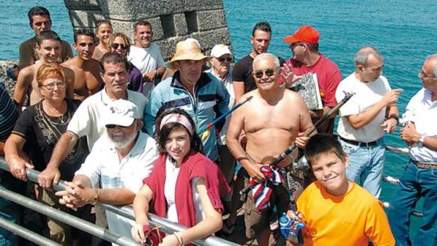 Un grupo de vecinos y pescadores deportivos en el muelle de Arinaga, ayer.