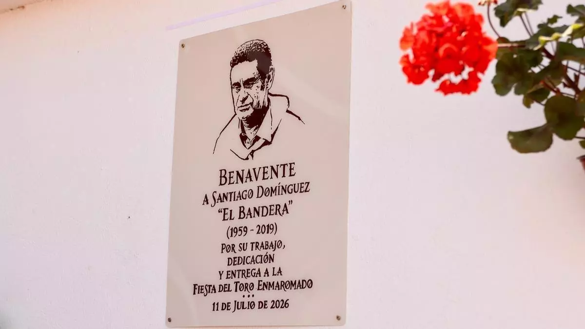 Benavente homenajea a Santiago Domínguez “El Bandera” con una placa en la plaza de toros que ya lleva su nombre