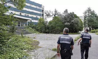 Los intrusos desbordan el viejo HUCA: "Es un coladero, coges a uno y te entran otros veinte"