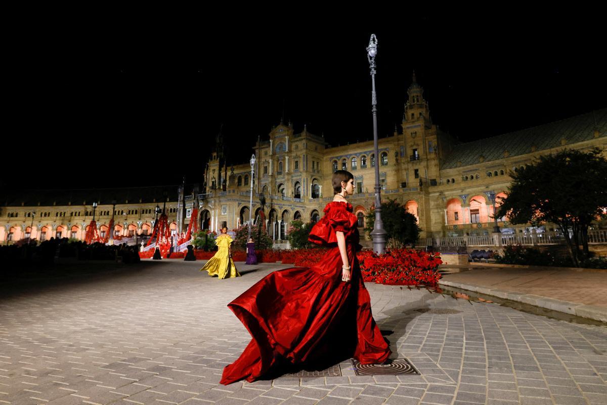 Modelos presentan conjuntos de Christian Dior en la Plaza de España de Sevilla.