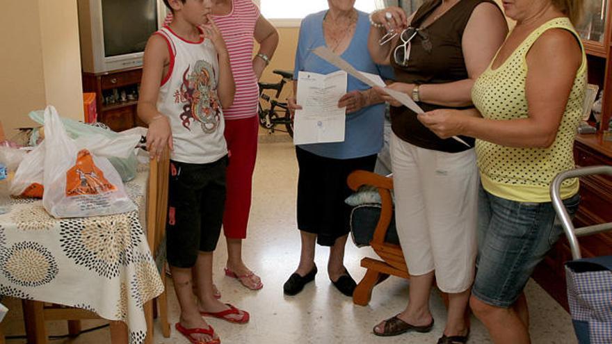 Vecinas afectadas de García Grana con los contratos primitivos en un piso de la nueva barriada, en una foto de archivo de 2008.