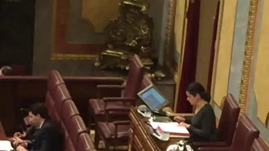 Celia Villalobos juega con su tablet en el debate del estado de la nación