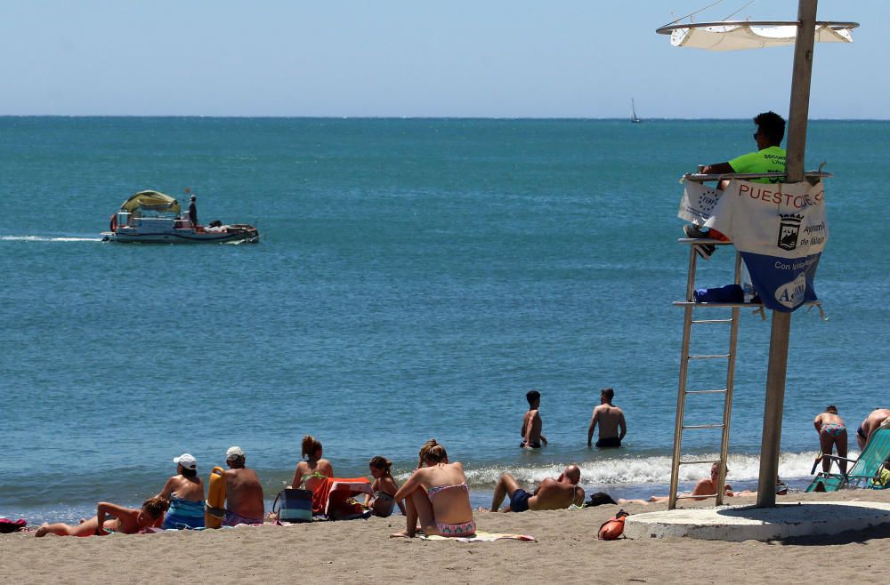 Comienzan las labores de limpieza de las playas de Málaga capital antes del inicio de la temporada de verano