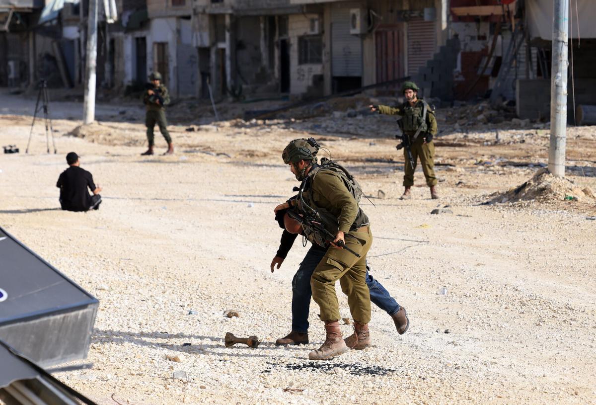 Soldados israelíes arrestan a desplazados palestinos del campo de Nur Shams que tratan de volver a sus hogares, este martes.