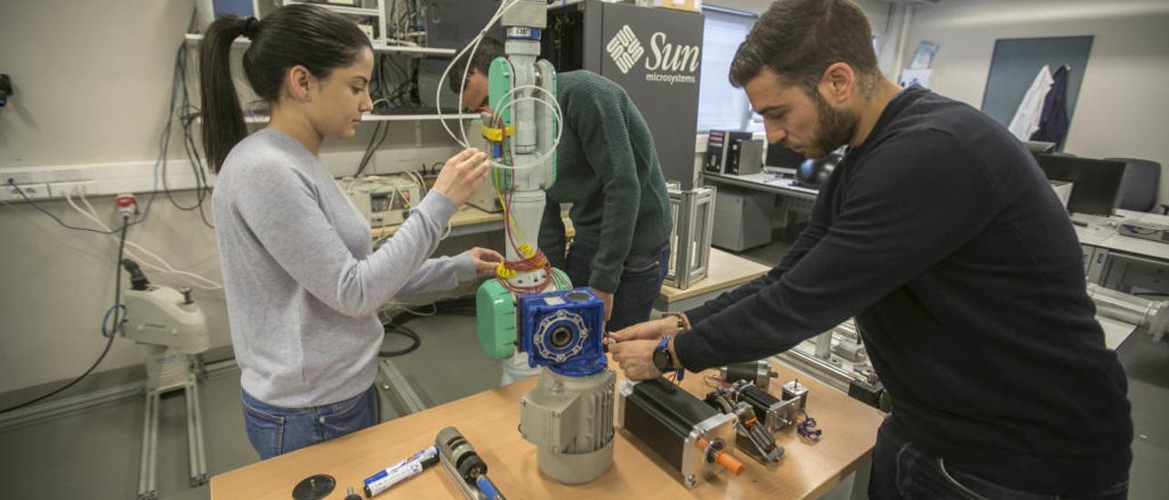 Investigadores trabajan en uno de los laboratorios de Ingeniería Robótica del campus de Elche de la Universidad Miguel Hernández.