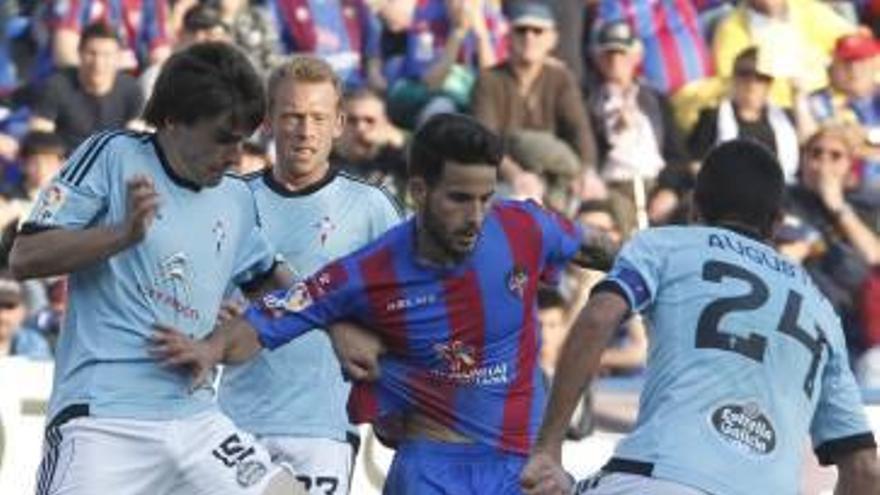 Rubén trata de desembarazarse de tres contrarios, el sábado ante el Celta.