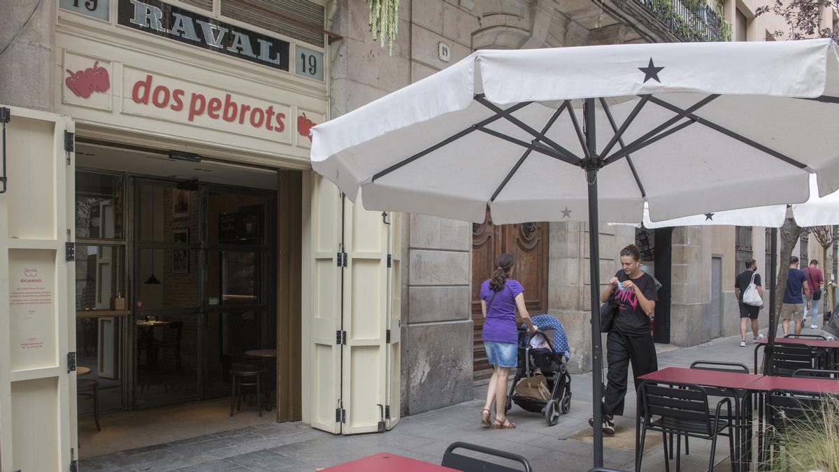 La entrada de Dos Pebrots, en Barcelona.