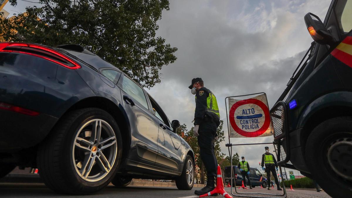 La Policía Nacional durante un control en pleno estado de alarma en València.