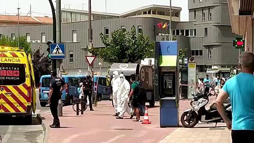 Llevan a la fuerza a dos franceses al hospital en Murcia para hacerles un PCR