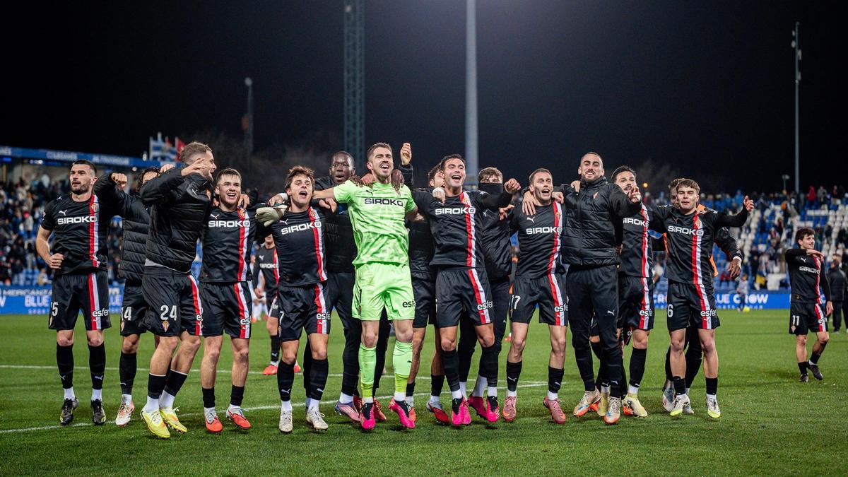 Los futbolistas del Sporting celebran el triunfo en Butarque