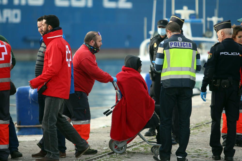 Rescatan a una patera con 50 inmigrantes interceptada en la costa de Málaga