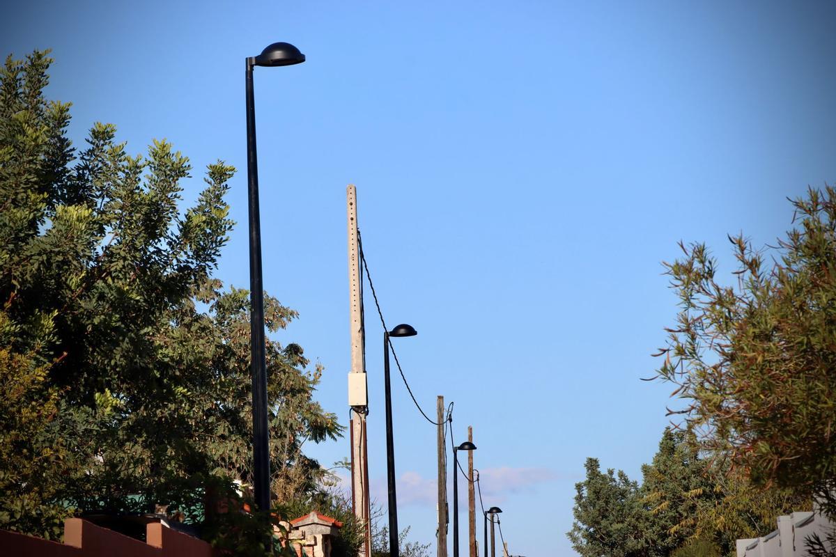 Luminaria en las calles de la urbanización.