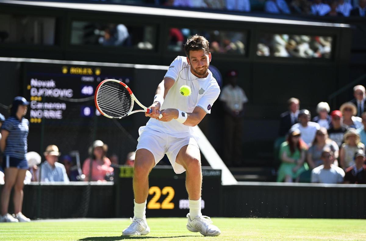 Wimbledon (United Kingdom), 08/07/2022.- Cameron Norrie of Britain in action against Novak Djokovic of Serbia during their men’s semi final match at the Wimbledon Championships in Wimbledon, Britain, 08 July 2022. (Tenis, Reino Unido) EFE/EPA/NEIL HALL EDITORIAL USE ONLY