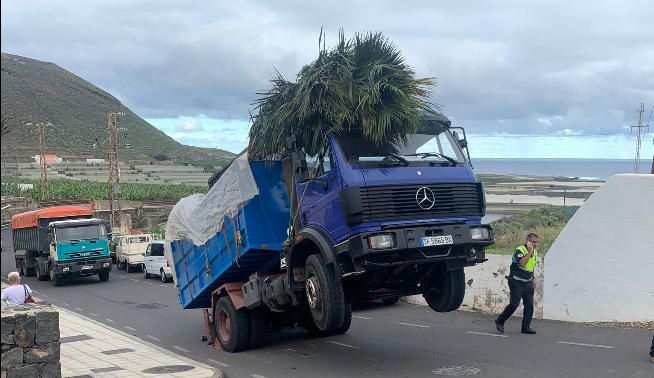 Un camión queda 'sentado' en las ruedas traseras