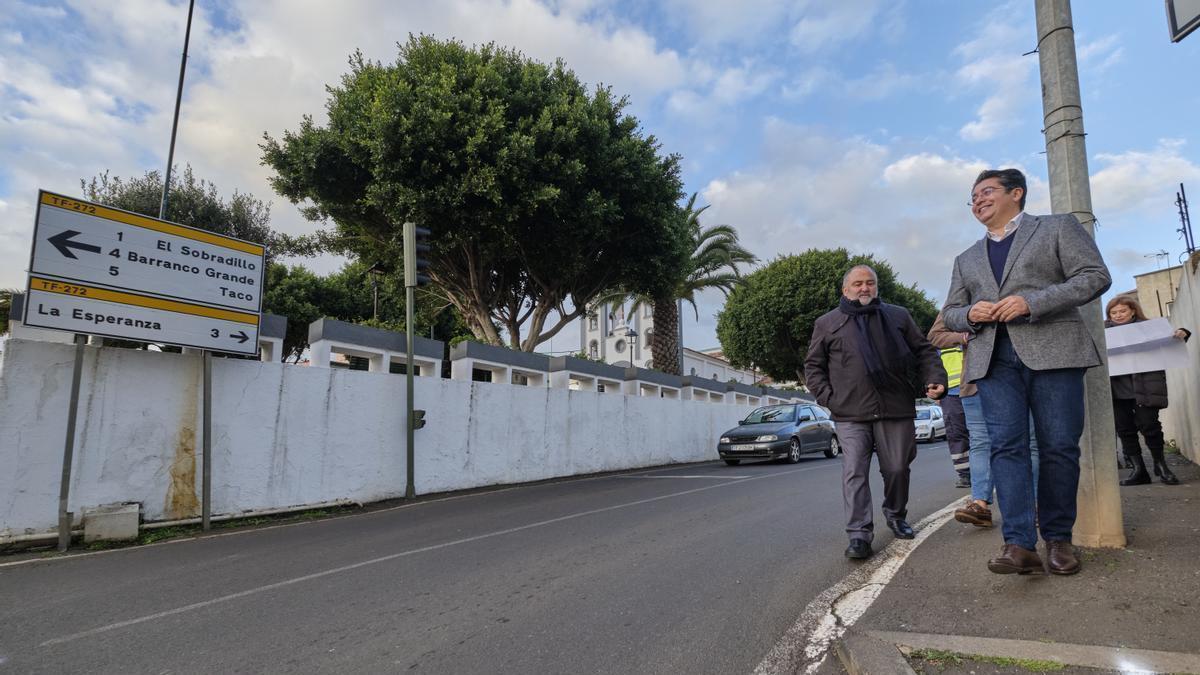 Pedro Martín y Escolástico Gil, visitan las obras del colector en La carreteras de Laano el Moro a la Ezperanza