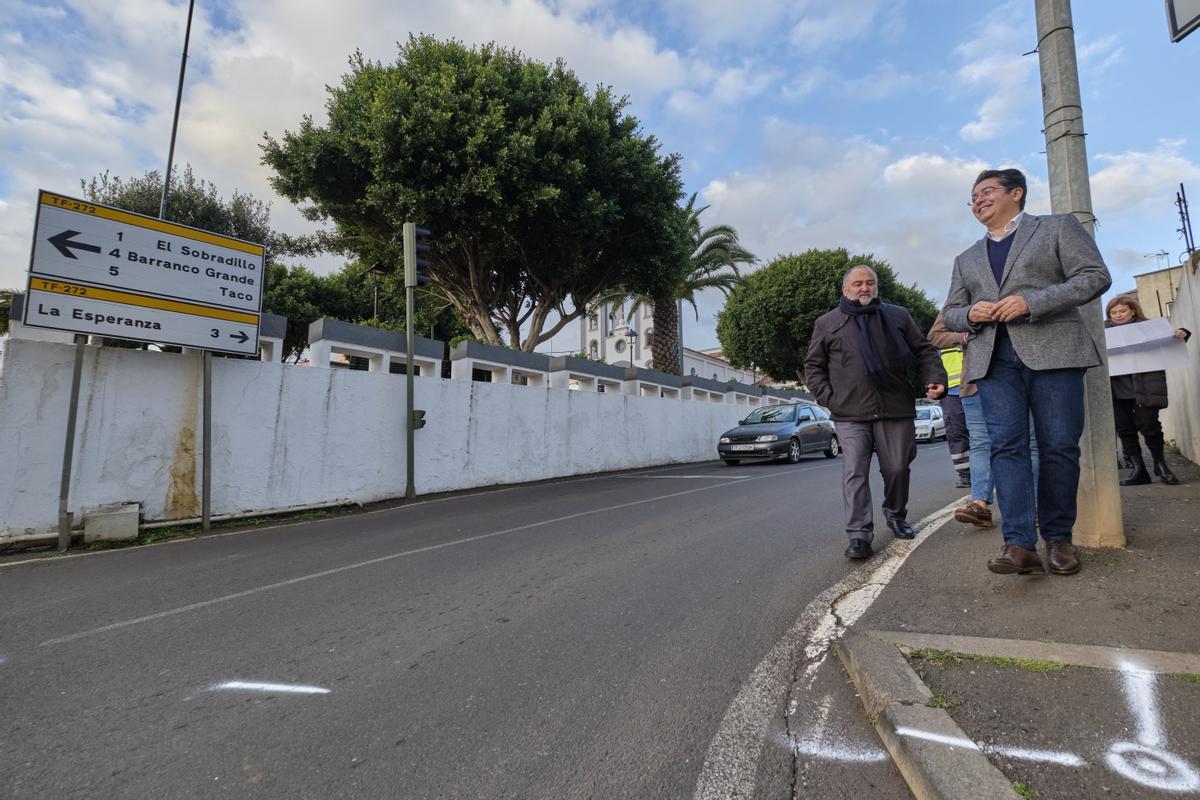 Pedro Martín y Escolástico Gil, visitan las obras del colector en La carreteras de Laano el Moro a la Ezperanza
