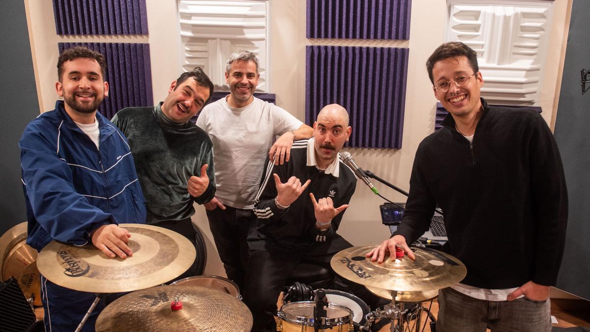 Los miembros de The Rapants, con el productor coruñés, Iago Blanco.
