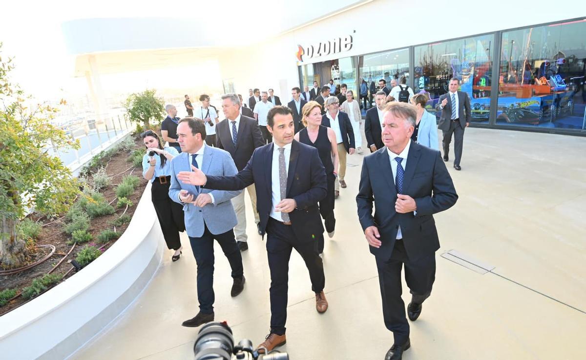 Torrevieja estrena el Paseo del Mar como nuevo espacio de ocio en el puerto
