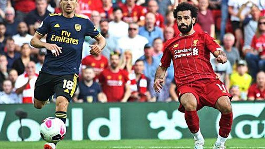 Salah anota el tercer gol del Liverpool davant del lateral Monreal